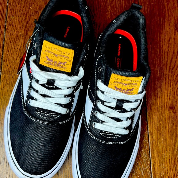 Levi's NWT Mens Black and White Sneaker Lance